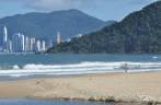 Um surfista solitário observa o mar da praia dps Amores. No fundo, os prédios de Balneário Camboriú, litoral de Santa Catarina
